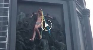 Активистка Femen залезла на памятник Владимиру после Крестного хода