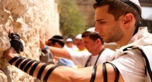Для чего иудеи наматывают на руку ремень? (6 фото)