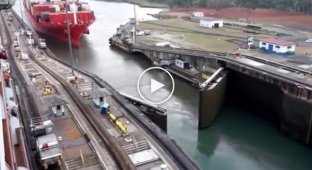 Неудачный проход контейнеровоза в Панамском канале