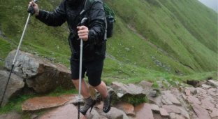 Студент забрался на самую высокую гору Великобритании на 13-см каблуках ради корыстной цели (3 фото + 1 видео)