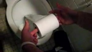 Развлечение с туалетной бумагой
