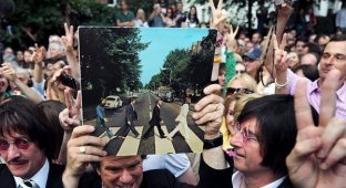 Многочисленные поклонники группы Beatles на пешеходном переходе