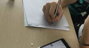 В Китае профессор наказал студентов, заставив их писать от руки тысячу эмотиконов (4 фото)
