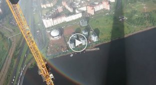Один из строителей нового небоскреба в Санкт-Петербурге заснял круглую радугу
