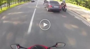 Нападение мотоциклистов на водителя авто с неожиданным финалом