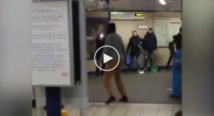 В лондонском метро обезвредили нападавшего на людей мужчину с ножом