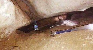 Камбоджиец намертво застрял в узкой расщелине и провел так целых 4 дня (4 фото)