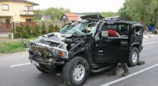 Разбитый в хлам Hummer (4 фото)