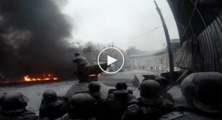 Майдан. Днепропетровский беркут кидает коктейли молотова в народ