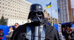 Украинский Дарт Вейдер показал свое истинное лицо (2 фото)