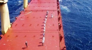 Как сомалийские пираты получают выкуп за похищенные судна (10 фото)