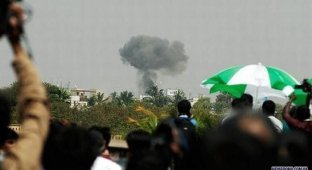 Вo время авиашоу в Индии в толпу упал самолет (12 фото)