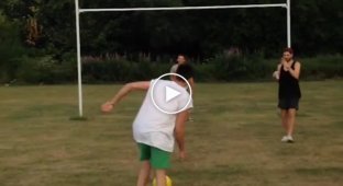 Отправьте это видео своему другу, который считает, что он хорошо играет в футбол