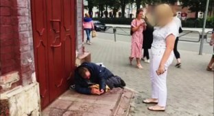 Избившую бездомного российскую чиновницу уволили (1 фото)