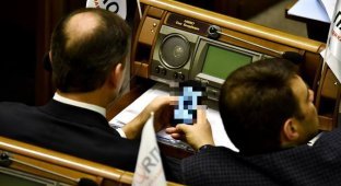 На заседании Верховной Рады Олег Ляшко рассматривает фото голых мужчин (5 фото)