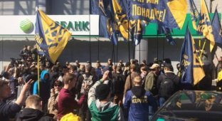Активисты заблокировали центральный офис «Сбербанка» в Киеве