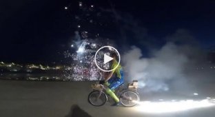 Итальянец прокатился на велосипеде со взрывающими фейерверками