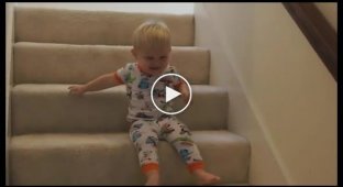 Малыш спускается по лестнице