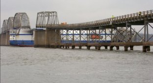 Судно снесло мост в Кентукки (8 фото)
