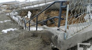 В Тольятти обрушилась лестница на набережной, построенной всего 4 года назад (4 фото + видео)