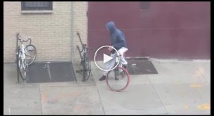 Вор неудачник, пытается украсть велосипед