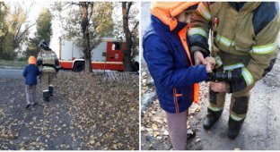 В Ростове-на-Дону пожарные приехали к слепому сироте, который от тоски звонил в экстренные службы (5 фото)
