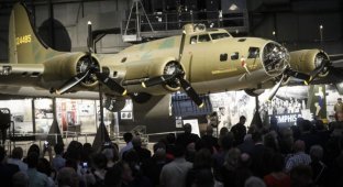 Возвращение "Мемфисской красотки": легендарный бомбардировщик B-17 представлен публике (20 фото + 2 видео)
