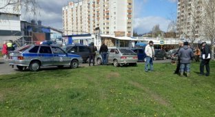 В Курске автомобилистка сбила дорожного рабочего, косившего траву (2 фото + 2 видео)