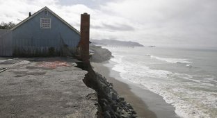 Серьезный минус дома на берегу океана (13 фото)