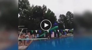 Полицейский прыгнул в бассейн в форме
