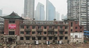 В Китае переместили на 35 метров старый отель весом 5000 тонн (3 фото + 1 видео)