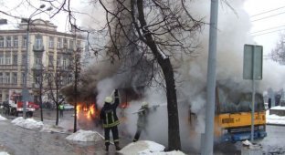 Пожар в автобусе в Вильнюсе у вокзала (6 фотографий)