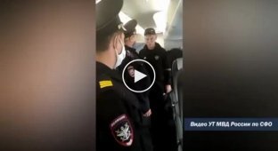 Маме позвоню! Летевшего в Анапу россиянина задержали за курение в самолете, а он обиделся