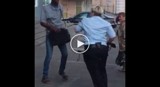 Непривычная ситуация, чернокожий парень пытается избить полицейского
