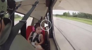 Девочка обожает летать с отцом