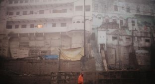 Мрачный индийский город, куда приезжают, чтобы умереть (11 фото)