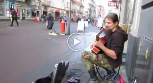 Виртуозная игра уличного гитариста