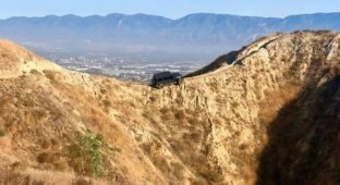 Чем круче джип, тем дальше идти за вертолётом: брошенный Jeep Wrangler на вершине калифорнийской горы (6 фото)