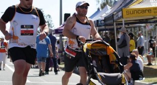 Триатлонист вышел на старт с пустой коляской в память о нерожденном сыне (2 фото)