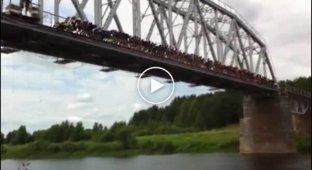 Одновременный прыжок 100 человек с моста