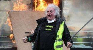 Фотожабы на фото орущий мужчина с протестов жёлтых жилетов во Франции (20 фото)