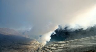 Извержение вулкана и добыча серы (14 фото)