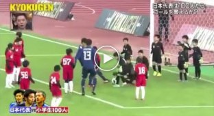 Три японских футболиста сыграли против 100 детей