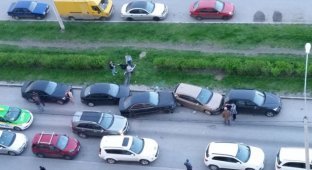 В Санкт-Петербурге потерпевшие избили пьяного водителя и сожгли его авто (5 фото)