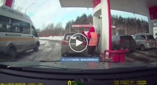 Сотрудники заправки Лукойл в Домодедово наливают себе бензин в канистры