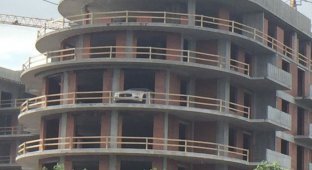 В Санкт-Петербурге спорткар Maserati «припарковали» на балконе строящегося дома (2 фото + видео)