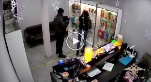 Грабитель угрожал продавщице таинственным предметом, но уйти далеко не смог ёж, магазин