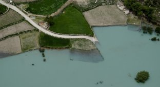 Оползневое озеро в Пакистане (38 фото)