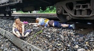 Проводник поезда спас пожилую женщину ценой собственной ноги (7 фото)