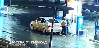 Автомобиль в России сбежал от водителя на МКАД
